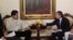 Nicolás Maduro y el presidente de la compañía rusa de petróleo Rosneft, Igor Sechin (i-d), en el Palacio de Miraflores.