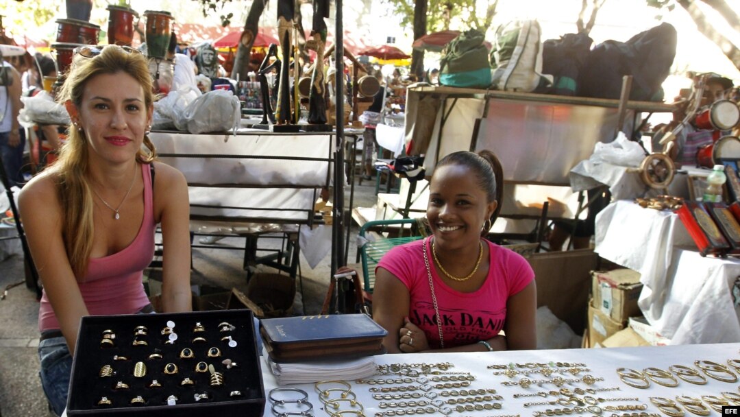Dos jóvenes trabajadoras en un mercado de La Habana.
