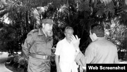 Nikolai Leonóv y Fidel Castro en La Habana. Castro engañó al pueblo cubano diciendo que no era comunista y que su revolución era más verde que las palmas.