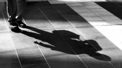 "Hay quienes prefieren la oscuridad para no tener que cargar con su sombra"