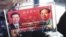 Un vendedor expone un recuerdo con la imagen del presidente chino, Xi Jinping (izq), y del fallecido líder Mao Zedong (dcha) en la Plaza de Tiananmen, en Pekín (China).