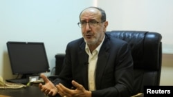 Ibrahim al-Moussawi, miembro de Hezbolá en el Parlamento libanés, concede una entrevista a Reuters en su oficina en el edificio del Parlamento en Beirut, el 30 de abril de 2026. REUTERS/Mohamed Azakir