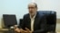 Ibrahim al-Moussawi, miembro de Hezbolá en el Parlamento libanés, concede una entrevista a Reuters en su oficina en el edificio del Parlamento en Beirut, el 30 de abril de 2026. REUTERS/Mohamed Azakir