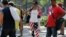 Una joven cubana viste un pantalón con los colores de EE.UU.