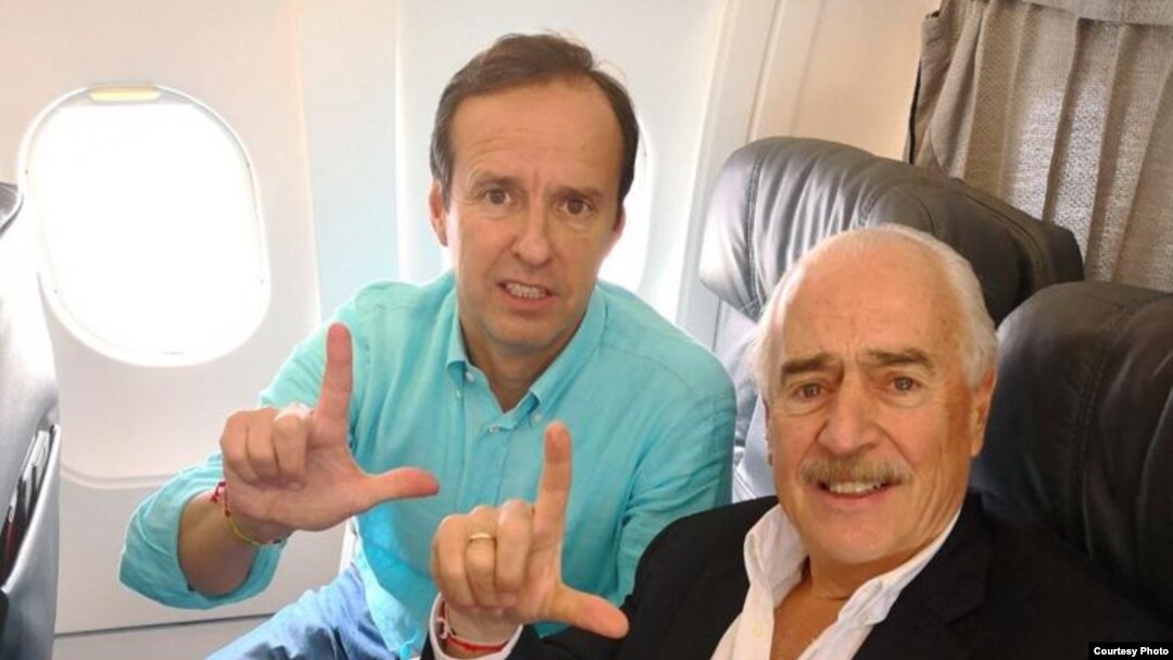 Pastrana y Quiroga antes de ser deportados de Cuba