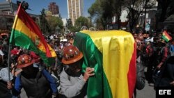 Obreros de la Federación Sindical de Trabajadores Mineros de Bolivia cargan el féretro del minero Héctor Choque.