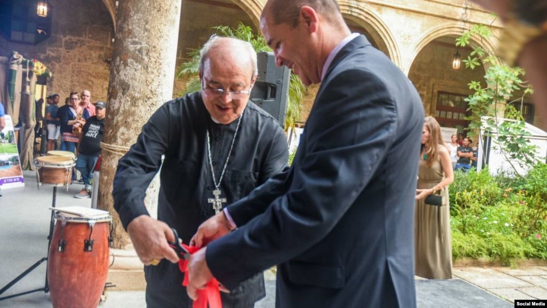 El cardenal Ortega corta la cinta inaugural junto a Jorge Mandilego, Director Ejecutivo del Proyecto CubaEmprende, del Arzobispado de La Habana.