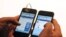 Un periodista comprueba la aplicación de Verizon en el iPhone4.
