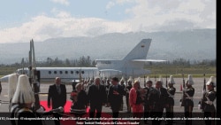 Díaz Canel a su llegada a Quito. 