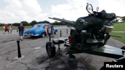 Turistas arriban en un taxi a un área de la fortaleza de La Cabaña, donde están expuestas algunas reliquias de la Guerra Fría (foto de archivo, 13 de octubre de 2012).