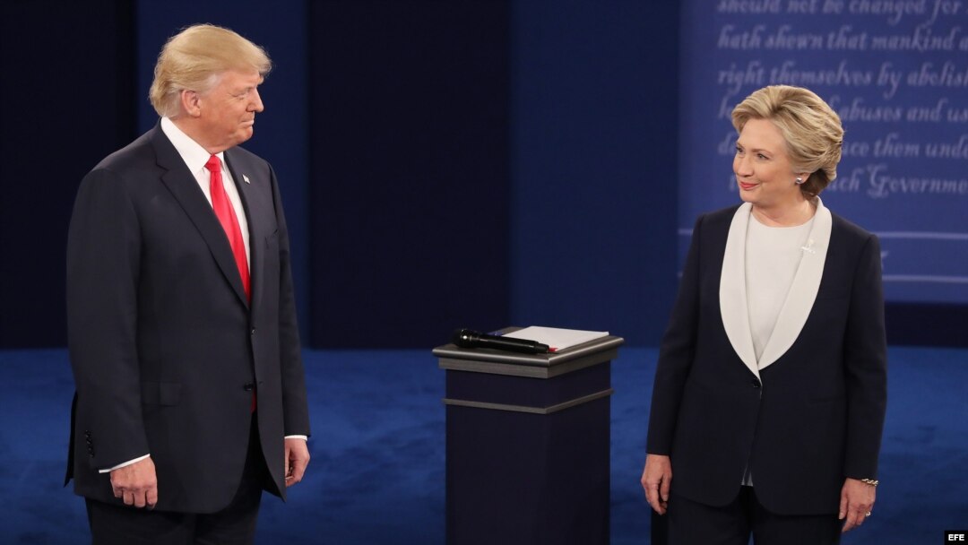 Donald Trump y Hillary Clinton en el segundo debate presidencial. 