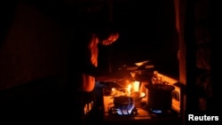 Un hombre cocina durante un apagón luego de que el huracán Rafael dejó sin electricidad al país, en La Habana, Cuba, el 7 de noviembre de 2024. REUTERS/Norlys Perez