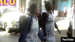  Sonia de la Caridad González Mejías (der) y Melkis Faure Echavarría (izq) durante la protesta en La Habana el 12 de febrero.