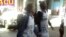  Sonia de la Caridad González Mejías (der) y Melkis Faure Echavarría (izq) durante la protesta en La Habana el 12 de febrero.