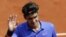 El suizo Roger Federer celebra su victoria ante el bosnio Damir Dzumhur.