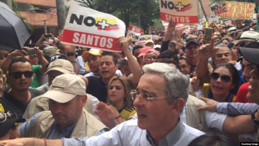 El expresidente y actual senador Álvaro Uribe encabeza la multitudinaria marcha en Medellín.