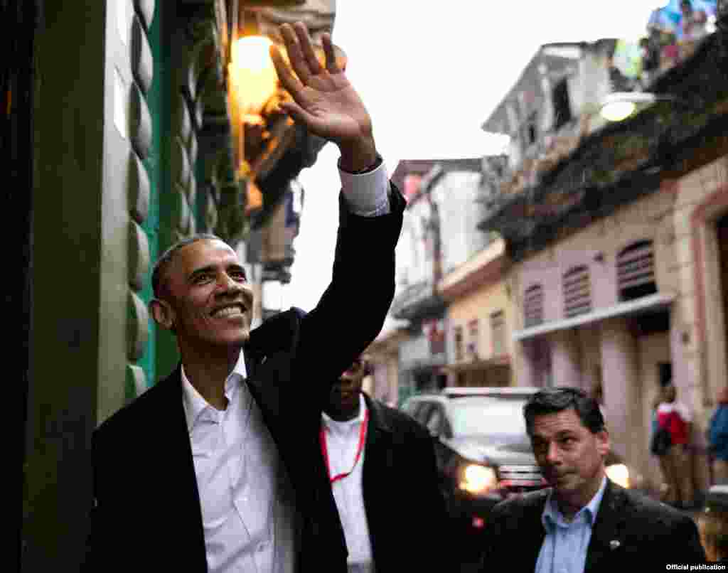 El presidente Obama, a la entrada del restaurante "San Cristóbal", saluda a los vecinos de la calle San Rafael, en Centro Habana (White House)