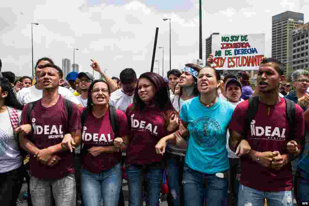  Estudiantes opositores al Gobierno y profesores universitarios protestan en Caracas (Venezuela). 
