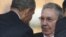 El presidente estadounidense, Barack Obama (i), saluda a Raúl Castro, durante el servicio religioso oficial del expresidente sudafricano Nelson Mandela en el estadio FNB de Soweto en Johannesburgo. 