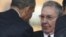 El presidente estadounidense, Barack Obama (i), saluda su homólogo cubano, Raúl Castro, durante el servicio religioso oficial del expresidente sudafricano Nelson Mandela en el estadio FNB de Soweto en Johannesburgo. 