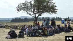 Inmigrantes esperan en Macedonia para cruzar a Europa.