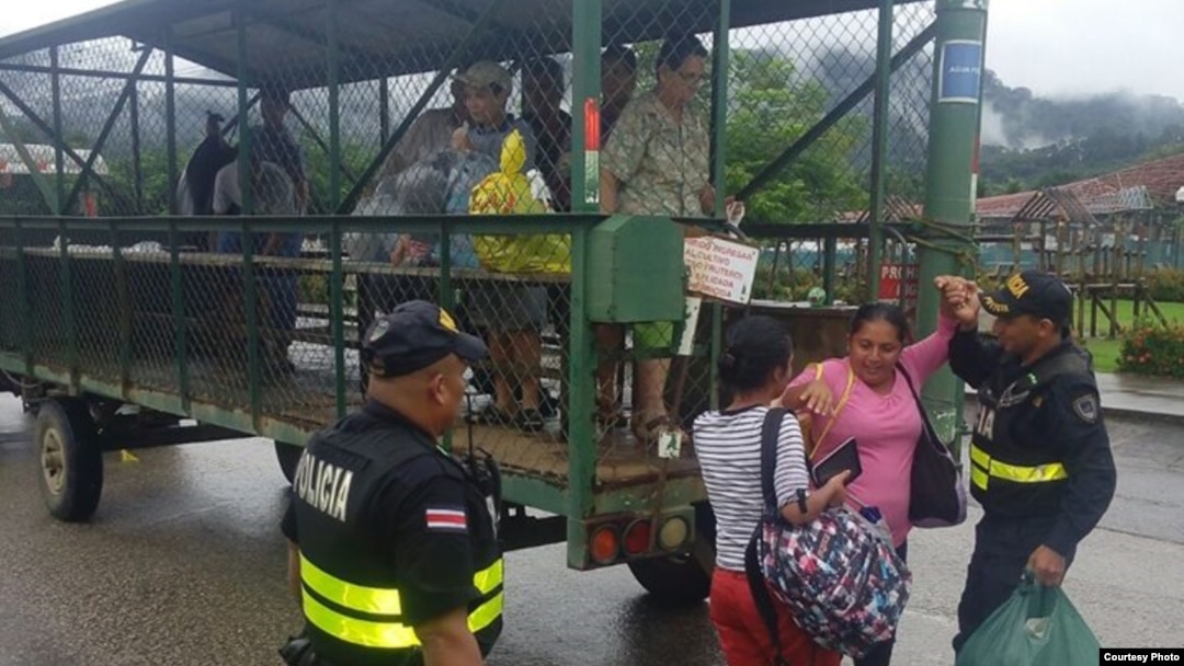 Llegada de cubanos a los nuevos campamentos habilitados en Costa Rica. 