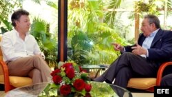 Archivo: presidente de Colombia, Juan Manuel Santos (i) y Raul Castro(d).   