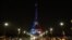 La Torre Eiffel iluminada de blanco, rojo y azul el 15 de julio de 2018. Foto Ludovic MARIN / AFP
