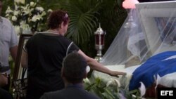 Puertorriqueños asisten al funeral del excampeón mundial de boxeo "el Macho" Camacho. 