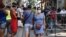 Cubanos esperan para comprar alimentos en un mercado de La Habana, el 12 de abril del 2020.