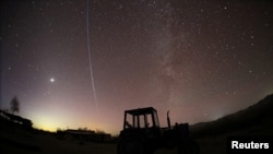 FOTO DE ARCHIVO: Se observan satélites Starlink en el cielo sobre la región de Almaty.