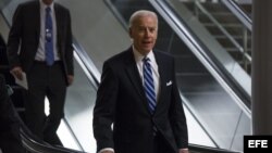 JL02. WASHINGTON (ESTADOS UNIDOS), 13/11/2013.- El Vicepresidente de Estados Unidos, Joe Biden, a su llegada hoy, miércoles 13 de noviembre de 2013, a una reunión a puerta cerrada con el secretario de estado, John Kerry, y los miembros del Senado para dis