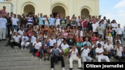 Miembros de la UNPACU posan ante la Basílica Santuario Nacional de Nuestra Señora de la Caridad del Cobre en 2013.