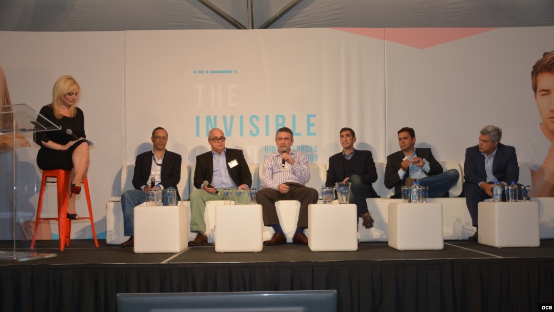 CIF: sobre creación y entrega de contenido digital. De izq. a der. Karen Caballero, Luis Felipe López, Hugo Landa, Wilfredo Cancio Isla, Ernesto Hernández Busto, Osmín Martínez y Alvaro Alba.