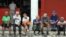 Un grupo de ancianos conversa en la puerta de una bodega en La Habana. Los jubilados y los que reciben asistencia social no verán aumentos en sus ingresos (Archivo).