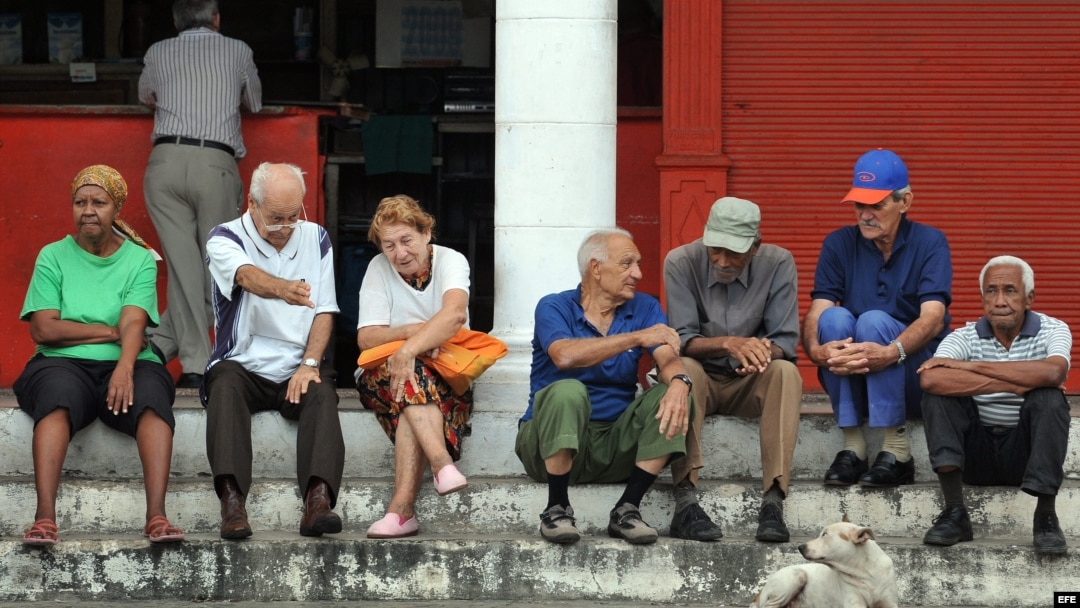Un grupo de ancianos conversa en la puerta de una bodega en La Habana. (Archivo)