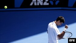 El tenista serbio Novak Djokovic celebra su victoria ante el ruso Andrey Kuznetsov.