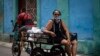 Una mujer viaja en un triciclo por una calle de La Habana tras comprar algunos alimentos en un mercado estatal. (AP/Ramon Espinosa)