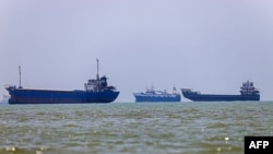 En esta imagen, obtenida de la agencia de noticias iraní ISNA el 18 de junio de 2026, se observan embarcaciones ancladas en Bandar Abbas, a lo largo del estrecho de Ormuz.