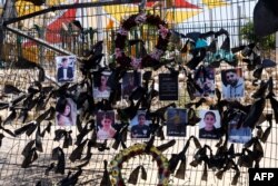 Los retratos de los niños y jóvenes que fueron asesinados hace dos días cuelgan de la valla del estadio de fútbol donde cayó un cohete, en la aldea Majdal Shams, en los Altos del Golán anexados por Israel, el 29 de julio de 2024, en medio de un conflicto transfronterizo.