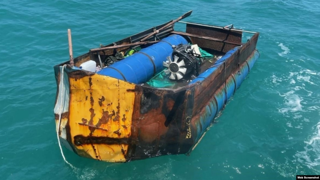 Embarcación impovisada en la que los 14 cubanos intentaban escapar de la isla. (Foto cortesía U.S. Coast Guard).