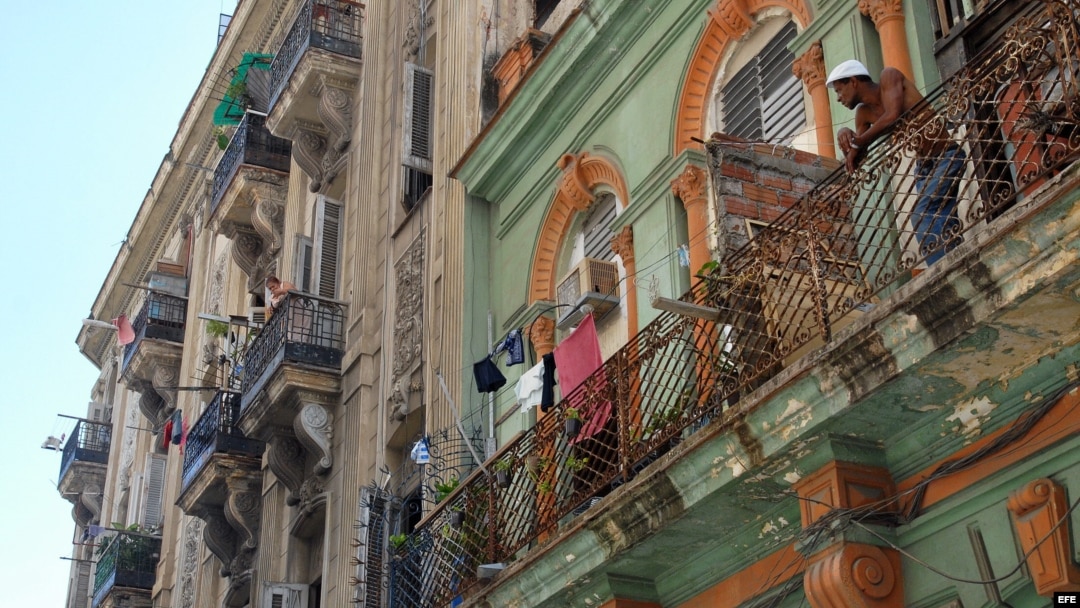 Un cubano permanece en su balcón en La Habana, Cuba.