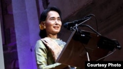 La líder de la oposición birmana y nobel de la paz, Aung San Suu Kyi, participará en la 17 ª Conferencia Anual Fórum 2000, del 15 a 17 de septiembre de 2013 en Praga.