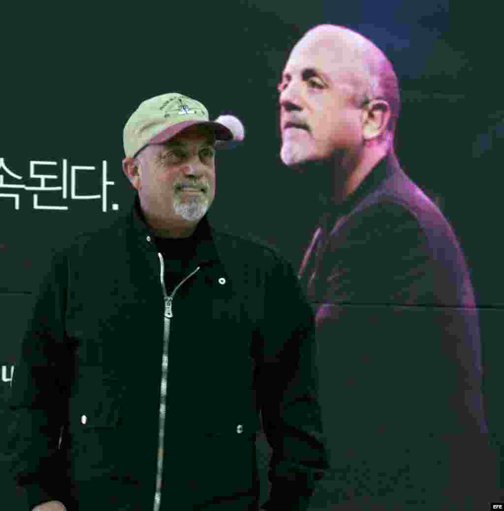 Billy Joel posa para los fotógrafos a su llegada al aeropuerto de Gimpo, al oeste de Seúl, Corea del Sur, (2008). 