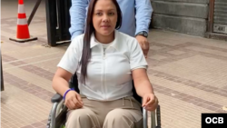 Emerlendris Benítez, expresa política, saliendo del Palacio de Justicia de Caracas, luego de presentarse ante el juzgado competente. (VPITV)