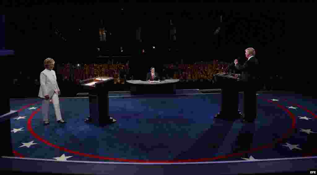a candidata a la presidencia de EEUU por el partido Demócrata Hillary Clinton (i) y su rival del partido Republicano Donald Trump (d).