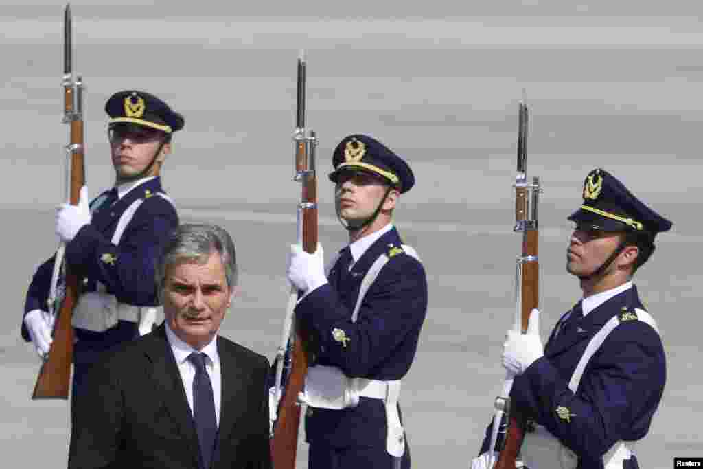 El canciller austríaco Werner Faymann pasa frente a la guardia de honor a su llegada a la Cumbre CELAC-UE.