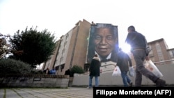 Imagen de Nelson Mandela en la fachada de un edificio en Florencia, Italia, del artista Jorit Agoch. (Filippo Monteforte/AFP).