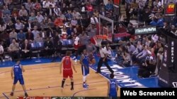 Robin López y Serge Ibaka intercambiaron golpes. 