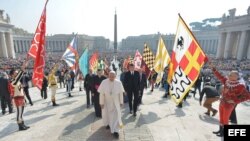 Llegada del Papa a la Basílica de San Pedro para su tradicional audiencia general de los miércoles en la Ciudad del Vaticano (15 de abril, 2015).
